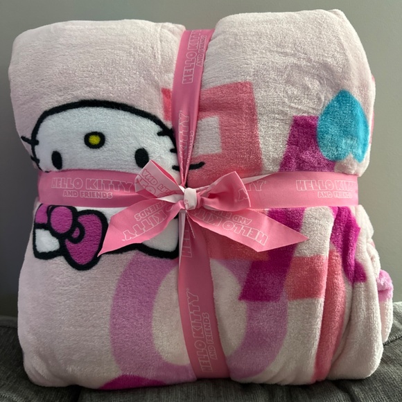 BRAND NEW Hello Kitty Valentine’s Day Blanket - Picture 2 of 3